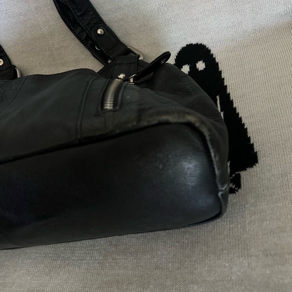 Elegant Black Leather Handbag - Picture 5 of 8